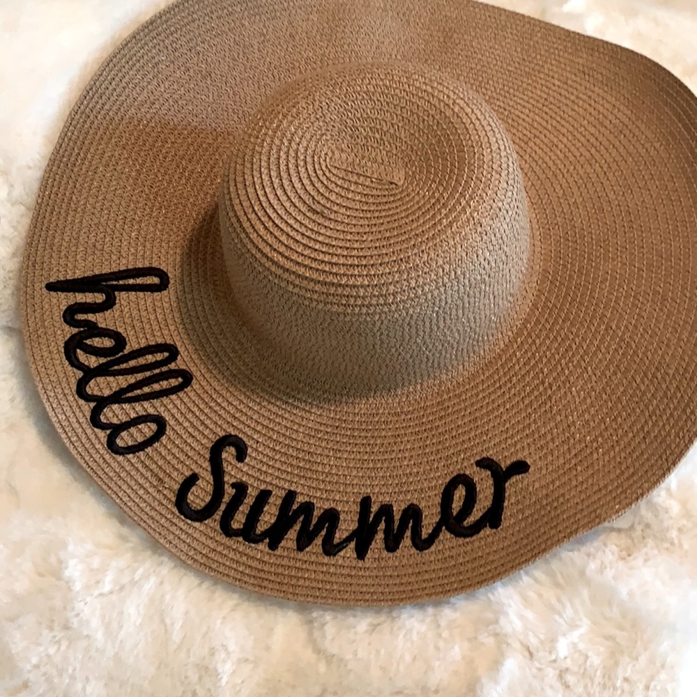 1/2 price!! Floppy hat perfect for summer! Never been worn and so cute on!